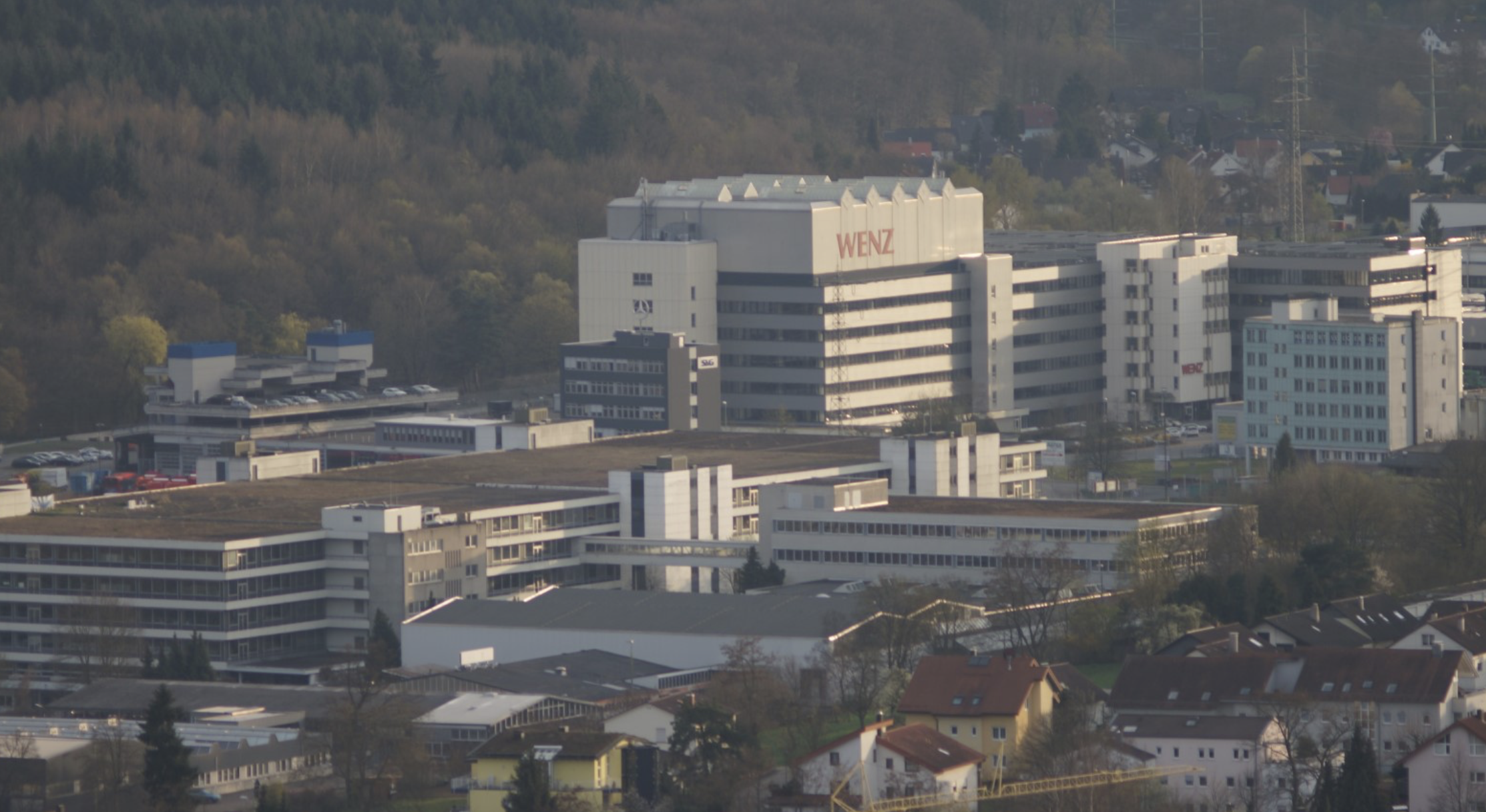 Brötzinger Tal Gewerbegebiet von Wallberg - Panoramablick auf das Gewerbegebiet